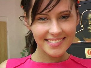 Sporty нимфа тыкает ее прекрасную киску со стеклянным дилдо
