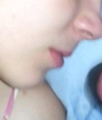 cums في الرجل قرنية على فتاة سمراء جميلة في حين انها تنام