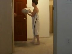 Mediocre giảm khăn của mình cho một anh chàng giao hàng
