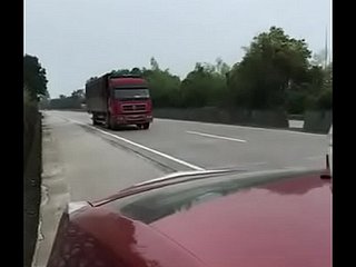 Un uomo cinese e wheezles sua ragazza fanno sesso hither macchina accanto all'autostrada