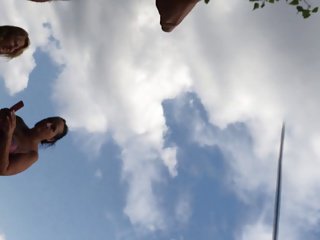 两个女人帮助完成