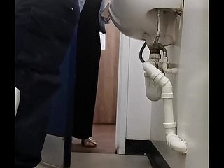 Flash de gallo a una mujer en baño público